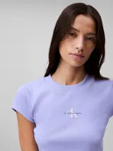 Remera corta de Calvin Klein Jeans color lila, de corte ajustado y mangas cortas. Presenta cuello redondo y logo de la marca estampado en el pecho.