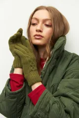 Guantes de punto de lana en color gris, con diseño clásico y puños acanalados.