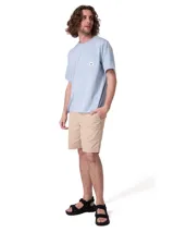 Remera celeste de manga corta Caterpillar, confeccionada en jersey de algodón suave, con calce regular, bolsillo parche en el pecho y etiqueta tejida con el logo de la marca.