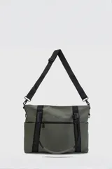 Bolso tote color verde oliva con detalles en negro. Tiene correa de hombro ajustable y extraíble, doble asa de mano, un compartimento principal con cierre, un bolsillo lateral externo, un compartimento interno para laptop de hasta 16 pulgadas y un bolsillo interno con cierre.