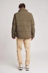 Pantalón chino color beige, de corte recto y tiro medio.