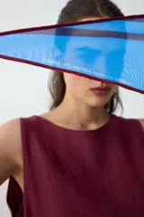 Pañuelo liviano y translúcido de forma romboidal, con diseño estampado inspirado en un atardecer, en tonos naranja, bordó, rosa y azul.