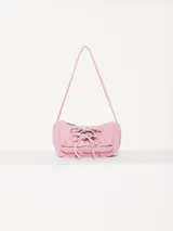 Mini bag color rosa, confeccionada en cuero ovino, con cierre metálico y forro interior de jacquard. Presenta bolsillos frontales con apliques metálicos níquel y una correa de cuero ovino.