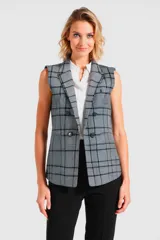 Chaleco con estampado a cuadros en tonos grises y negros, con solapas y doble botonadura.