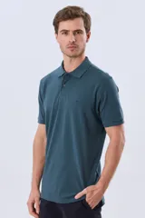 Remera polo de piqué de algodón color azul, de manga corta, con cuello camisero, cierre frontal de dos botones y pequeño logo bordado en el pecho.