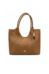 Bolso shopper de cuero sintético marrón, con diseño amplio, asas largas para el hombro y detalle de cuentas colgantes en un lateral.