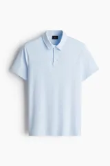 Remera polo de manga corta confeccionada en punto de algodón liviano, con cuello clásico, tapeta de botones y bajo recto. Presenta un corte ajustado que realza la silueta.
