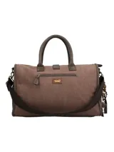 Cartera de mano marrón de estilo bohemio con detalles en tela étnica tipo tapicería bajo los bolsillos frontales con solapa. Cuenta con doble asa fija, correa ajustable y desmontable, cierre superior y llavero colgante con borla y cuentas decorativas.