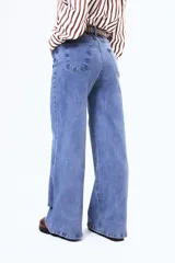 Jean de corte wide leg en color negro, con tiro alto y diseño de cinco bolsillos.