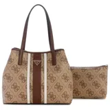 Cartera tipo tote Guess modelo Victtoria, color beige con estampado de logo y franjas verticales en marrón y blanco. Incluye una pequeña cartera tipo sobre a juego. Cuenta con doble asa de hombro y cierre superior.