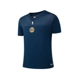 Camiseta deportiva de manga corta azul marino con cuello en V, panel superior de malla transpirable y estampado circular con el nombre y logotipo de los New York Knicks en el pecho.