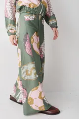 Pantalon de corte wide leg y tiro alto, color rosado con estampado de motivos deportivos como pelotas de fútbol y raquetas de tenis. Cuenta con cierre frontal con botón y bolsillos laterales.