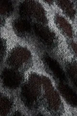 Buzo de punto jacquard con estampado de leopardo, corte holgado, cuello redondo acanalado, hombros caídos y mangas al codo.