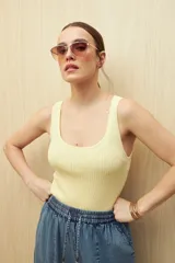 Top negro sin mangas de tejido acanalado con escote redondo y calce al cuerpo.