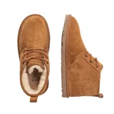 Bota de gamuza color marrón con cordones, forro de lana UGGpure™ y suela Treadlite by UGG.