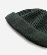 Gorro corto tipo leñador de lana acrálica color menta, con dobles y tejido texturizado sin costura.