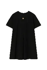 Vestido corto de algodón color negro, con mangas cortas, cuello redondo y diseño con tablas frontales y traseras que le otorgan una caída holgada.