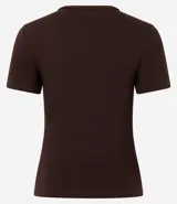 Blusa color beige de mangas cortas, confeccionada en tejido rib con textura acanalada y cuello redondo.