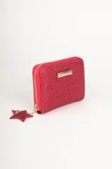 Billetera dorada con glitter, cierre perimetral con cremallera y dije de estrella. Interior con seis ranuras para tarjetas y monedero central con cremallera.