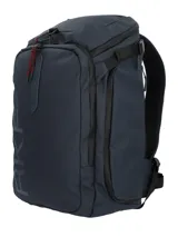 Mochila RKF de diseño técnico en color azul marino, confeccionada en poliéster reciclado repelente al agua. Cuenta con compartimento principal con cierre, detalle de logo RKF vertical en el frente y un llavero mosquetón decorativo con cordón rojo.