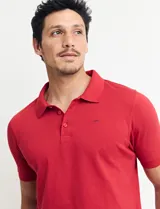 Remera tipo polo de color azul, con cuello clásico, cierre de botones y mangas cortas con terminación acanalada.