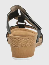 Sandalias Hush Puppies negras con plataforma de cuña y ajuste con velcro.