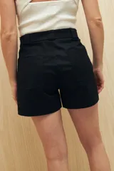 Short color marrón con cinturón, de corte recto y bolsillos delanteros y traseros.