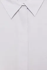 Camisa de manga corta color marrón oscuro, con cuello solapa, corte fluido y cierre frontal oculto con botones.