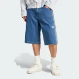 Shorts de denim azul de corte holgado, estilo bermuda, con las tres rayas clásicas de Adidas en contraste a lo largo de las costuras laterales y el logo del trébol bordado en blanco en una de las piernas.