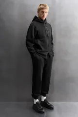 Zapatilla deportiva negra sin cordones para uso diario y carreras ligeras. Parte superior de tejido de punto transpirable, puntera y talón recubiertos de material Shield Protect Max, tirador trasero, plantilla OrthoLite® extraíble, entresuela con tecnología Spume Foam V3 y suela de goma. Zara Athleticz.