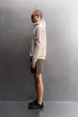 Chaqueta cortavientos de Zara Athleticz color beige, de tejido técnico ligero y elástico, con cuello subido, capucha, cierre frontal de cremallera y bolsillos laterales con cierre oculto.