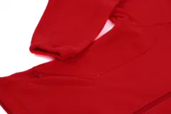 Campera de micropolar doble pesado color negro, con cuello alto y cierre frontal.