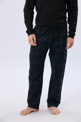 Pijama de hombre compuesto por una remera de manga larga azul marino y un pantalón a cuadros en tonos azul marino, blanco y negro.