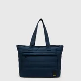 Tote bag color rosado, de diseño acolchado con costuras horizontales. Cuenta con doble asa de hombro, cierre principal superior y un bolsillo frontal con cierre. Incluye compartimento interno para laptop.