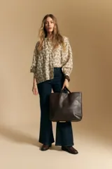 Camisa de manga larga con cuello redondo fruncido y estampado paisley en tonos azul marino, beige y mostaza.