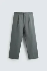Pantalón de corte straight relaxed fit confeccionado en tejido de lino. Presenta cintura con pliegues frontales, cierre frontal con cremallera y botón, bolsillos laterales y bolsillos traseros con solapa.