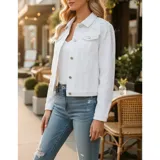 Campera de jean color negro con apliques de perlas en la parte superior frontal. Presenta cuello clásico, cierre frontal con botones metálicos y dos bolsillos en el pecho.