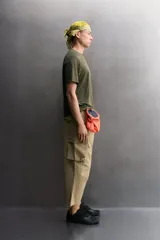 Camiseta técnica regular fit de Zara Athleticz, color verde militar con diseño de rayas sutiles, cuello redondo y manga corta. Confeccionada en tejido ligero, elástico y de secado rápido con costuras planas.