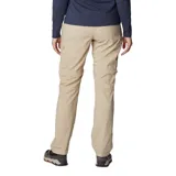 Pantalón convertible de mujer, color beige, diseñado para actividades al aire libre. Presenta un corte recto, bolsillos laterales y traseros, y perneras desmontables mediante cremallera que permiten transformarlo en shorts.