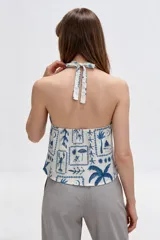 Top de viscosa con estampado en tonos azules y blancos, diseño holgado y escote halter con tirantes finos.