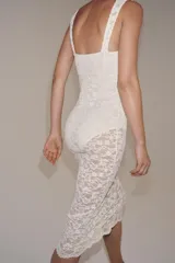 Vestido midi negro de encaje con escote corazón y tirantes anchos, incluye body interior.