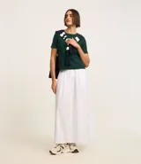 Remera negra ajustada de algodón con cuello redondo y mangas cortas.