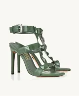 Sandalias de tacón alto color verde oliva, con punta cuadrada, tiras con tachas piramidales y pulsera al tobillo con hebilla.