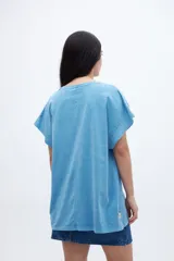 Musculosa gris con estampado en el pecho y corte en la espalda.