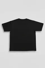 Remera negra de algodón con estampado de un alienígena, un skater y la frase "The Truth Is Out There".