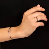 Anillo solitario de plata 925 con un granate rectangular de 4mm x 6mm.