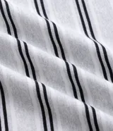 Conjunto de pijama masculino compuesto por una remera de manga larga con estampado de rayas horizontales y un pantalón largo de corte recto con cintura elástica.