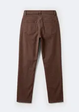 Pantalón de corte recto confeccionado en tejido de sarga color marrón, con cierre de botón y cremallera, y diseño de cinco bolsillos.