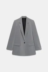 Blazer de cuello solapa y manga larga, con bolsillos delanteros con solapa y cierre frontal de un botón. Presenta un diseño estructurado con forro interior.