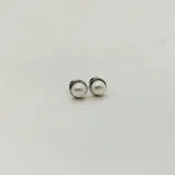 Aros tipo caravanas de plata 925 con perlas de río engarzadas y cierre de rosca.